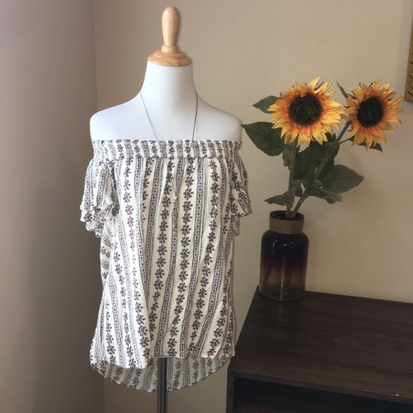 Socialite Tops - •Socialite• Off The Shoulder Top